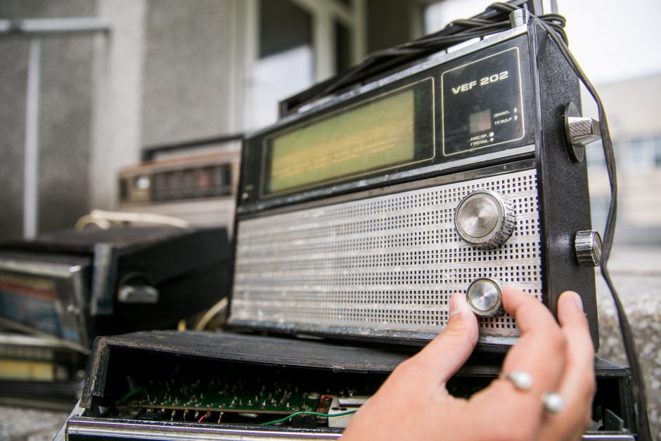 Baltijos kelio 30-mečio minėjimui žmonės sunešė daugiau kaip 2 tūkst. radijo imtuvų