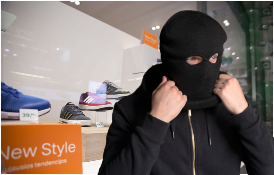Neeilinė vagystė Klaipėdoje: vyras iš parduotuvės pavogė skirtingų dydžių batus