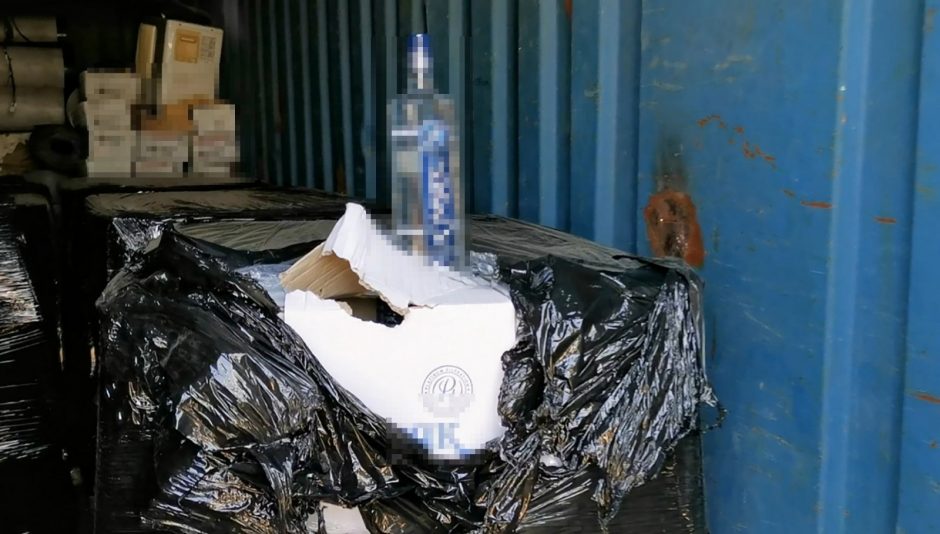 Vilniuje sulaikyti 1,5 tonos spirito į firminės degtinės butelius pilstę vyrai