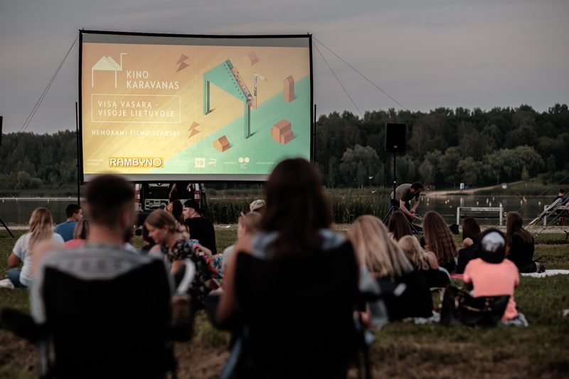„Kino karavano“ organizatoriai: žmonės jau turi įprotį kiną žiūrėti dideliame ekrane