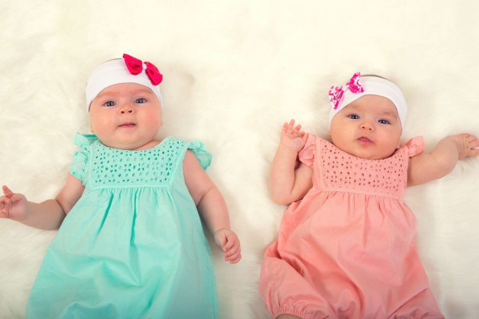Retas atvejis: mažylė gimė praėjus trims mėnesiams po sesers dvynės