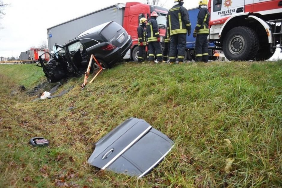 Netoli Panevėžio susidūrė du vilkikai ir „Mercedes-Benz“ automobilis: nukentėjo žmogus