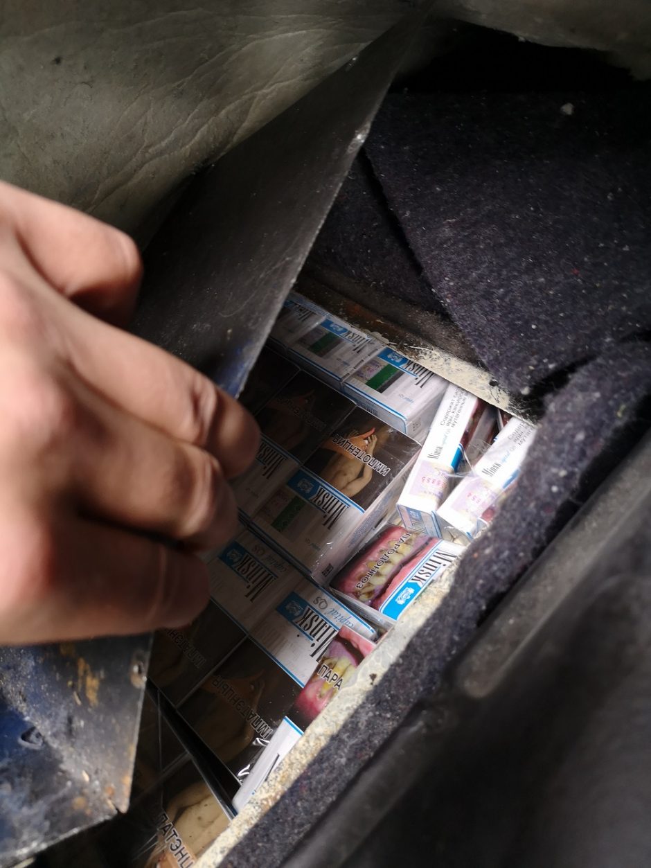 Šalčininkuose pareigūnai moters automobilyje aptiko kontrabandinių cigarečių slėptuvę