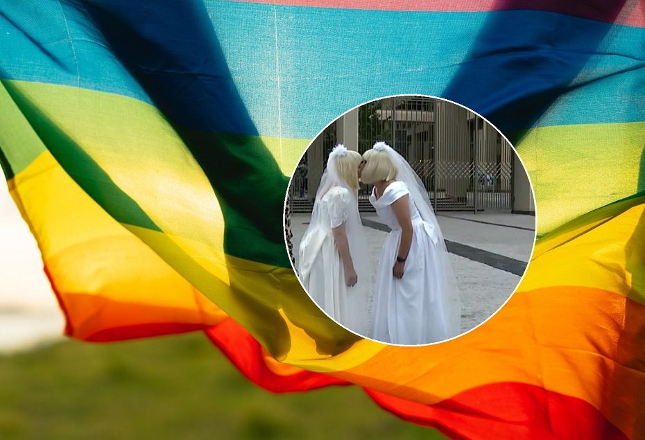 Išreiškė palaikymą LGBT bendruomenei: prie Seimo – pusvalandžio trukmės dviejų moterų bučinys