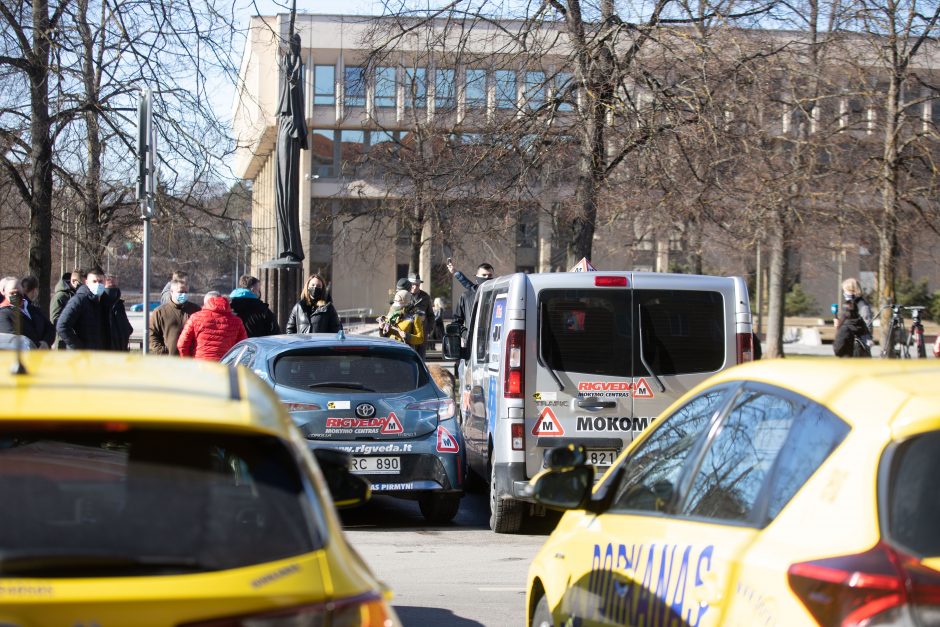 Prie Seimo – protestas dėl vairavimo egzaminų atnaujinimo