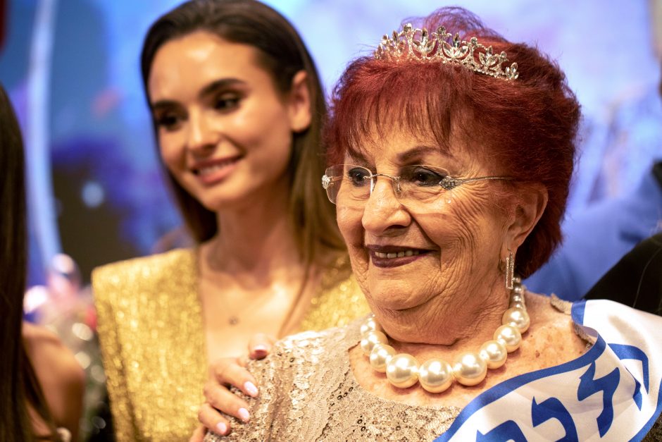 86 metų senjorė karūnuota Izraelio grožio konkurse „Mis išgyvenusioji Holokaustą“