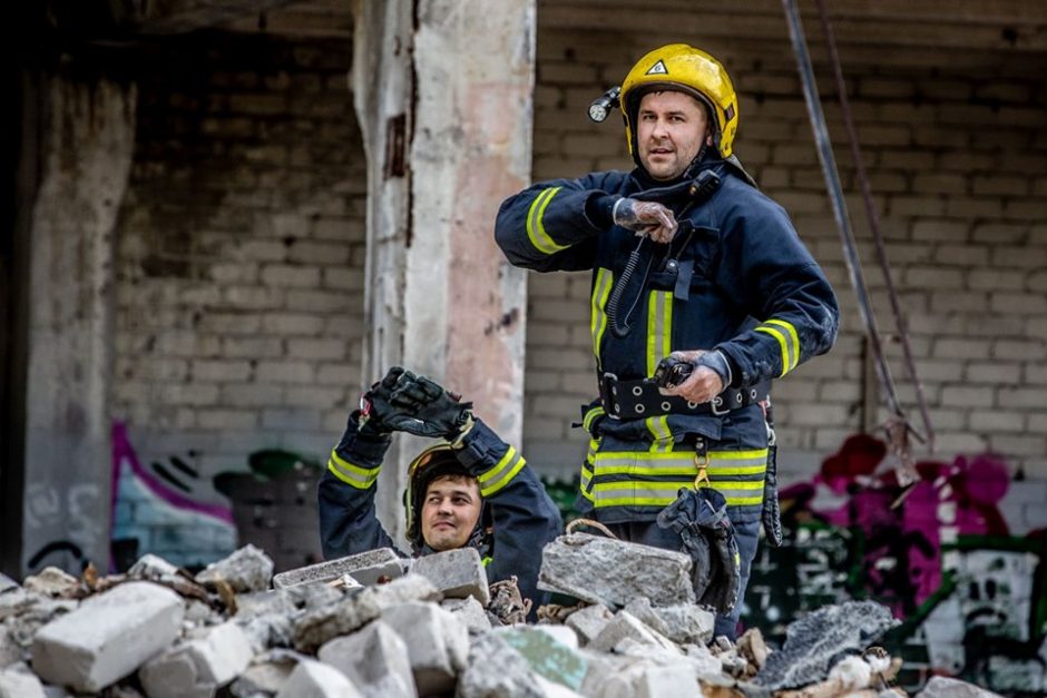 Kilnus poelgis: Vilniuje ugniagesys pastebėjo ir išgelbėjo į Nerį įkritusią moterį