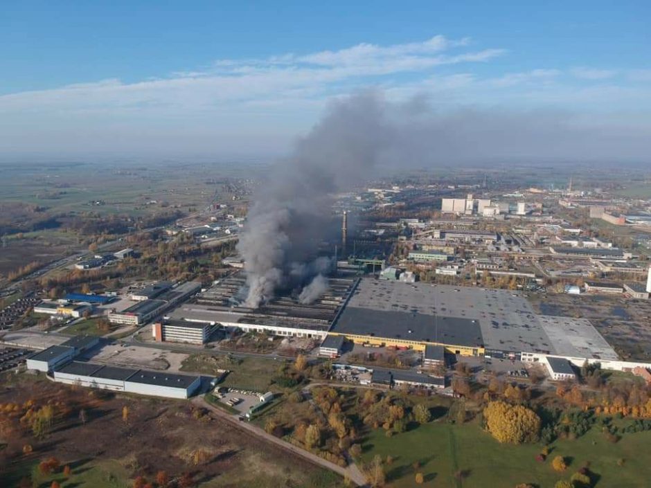Gyvenvietėje netoli degančios padangų perdirbimo gamyklos pakilęs oro užterštumas