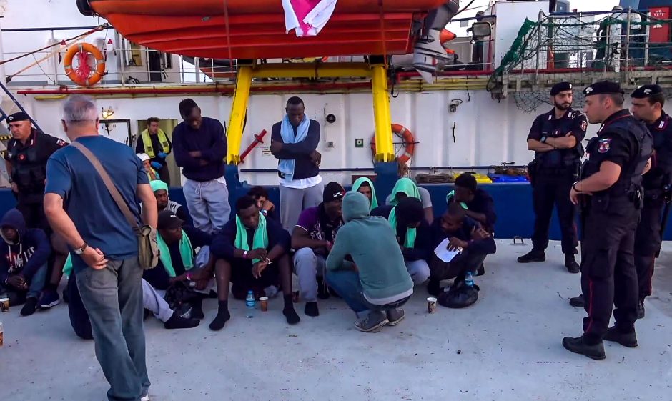 Pabėgėlius gabenusio laivo kapitonė nepakluso draudimams: bijojo keleivių savižudybės