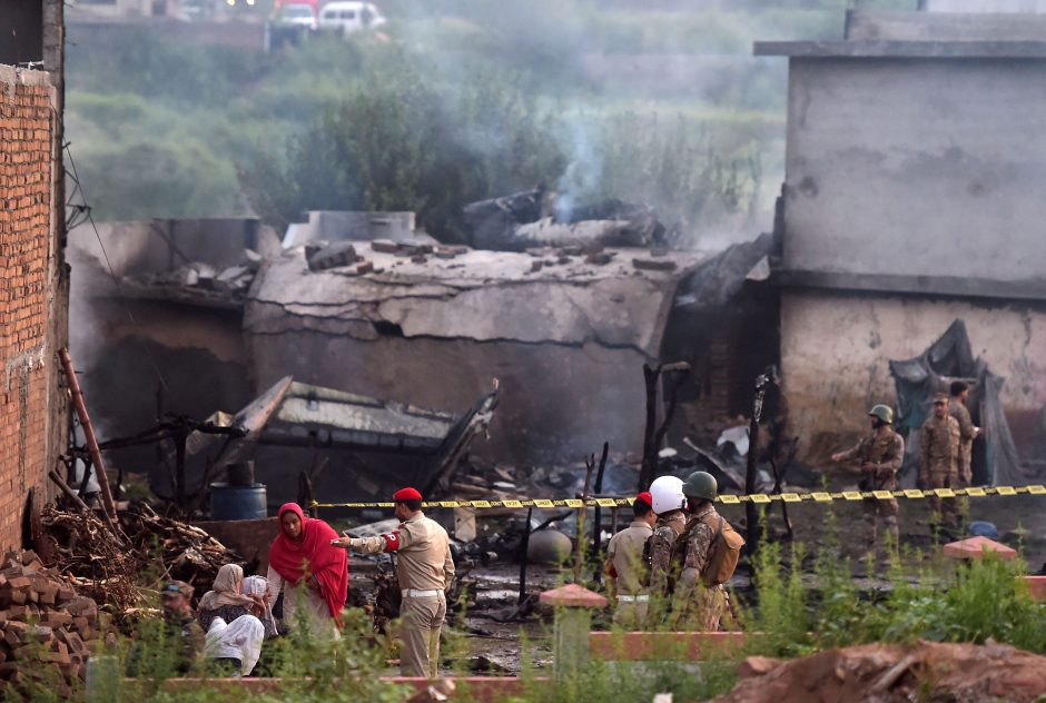 Pakistane nukrito karinis lėktuvas: žuvo 17 žmonių