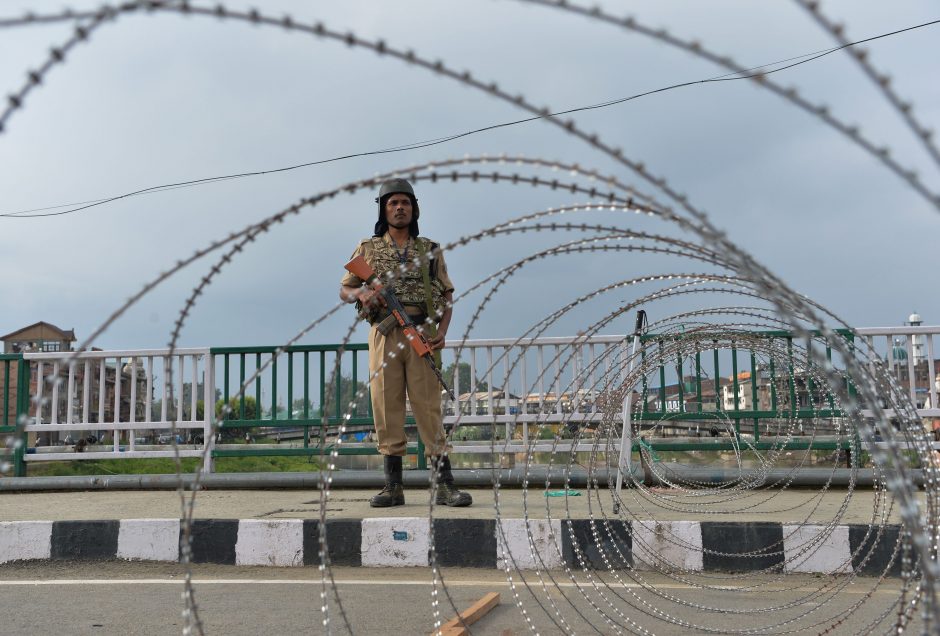 Pakistanas permeta papildomą ginkluotę prie sienos su Indija