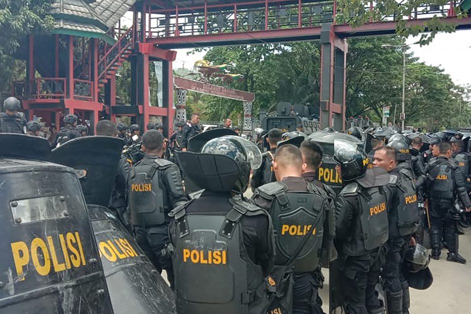 Indonezijoje įsiplieskė riaušės: padegė namus, parduotuves ir vyriausybės pastatą