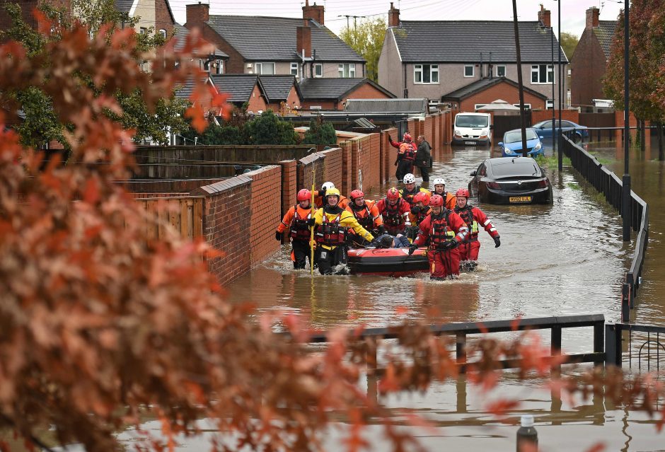 Smarkios liūtys Anglijoje nusinešė vieną gyvybę, potvyniai užliejo gatves