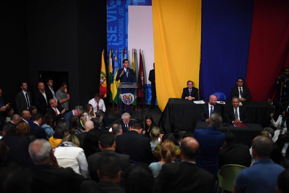 Venesueloje parlamento pirmininkais pasiskelbė iš karto du parlamentarai