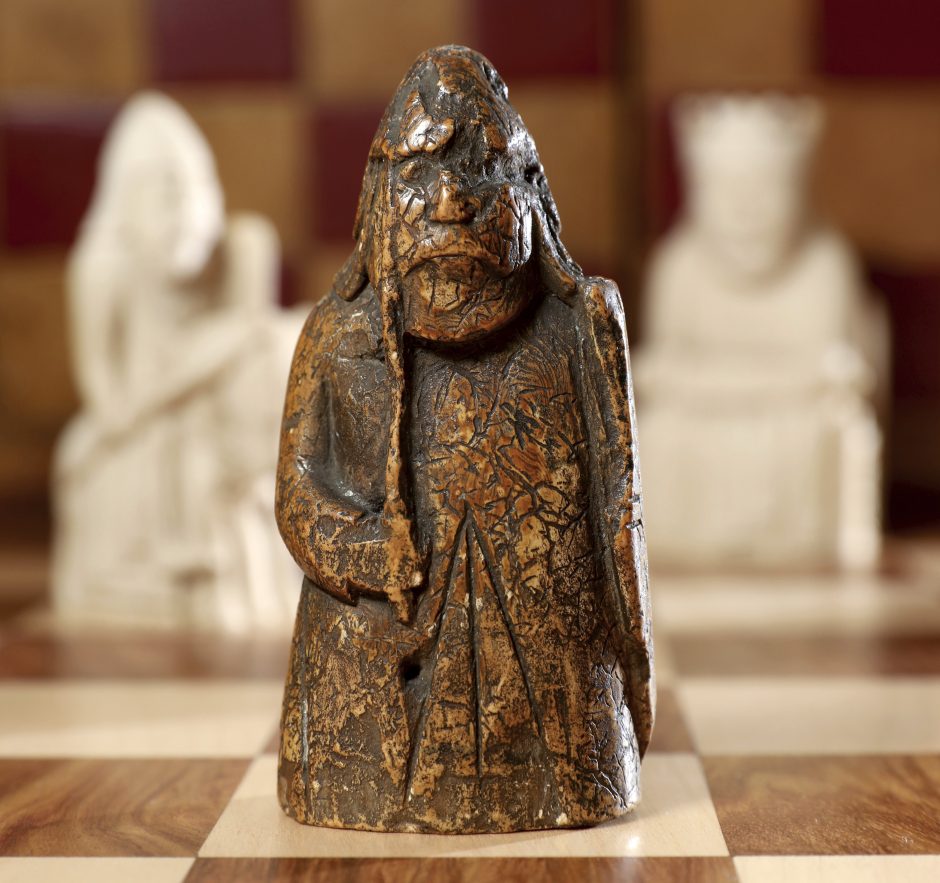 Netikėtai atrasta viduramžių šachmatų figūra bus parduota už milijoną eurų
