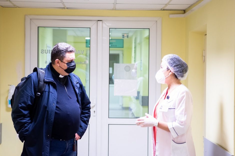 Išskirtinis apsilankymas: kunigas ir fotografas – tarp koronavirusu sergančių ligonių
