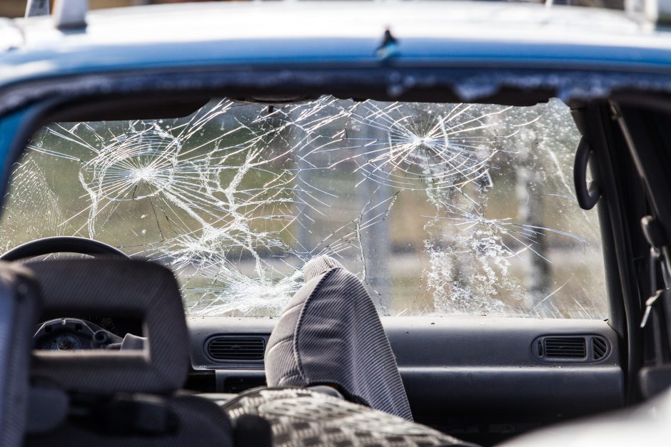 Kalvarijoje apvirtus sunkiai apgirtusio vyro automobiliui nukentėjo keleivė