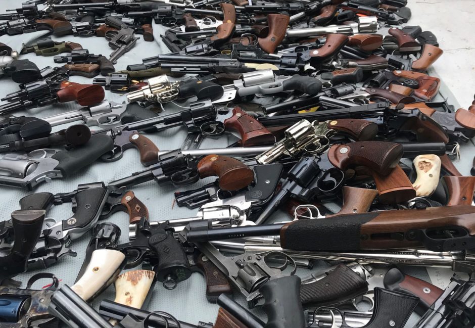 Po teroristinių išpuolių Naujosios Zelandijos gyventojai atidavė tūkstančius ginklų