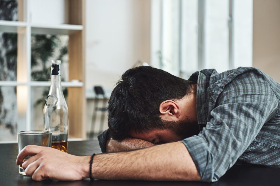 Gausiai vartojantiems alkoholį žmonėms trūksta žinių apie galimą pagalbą