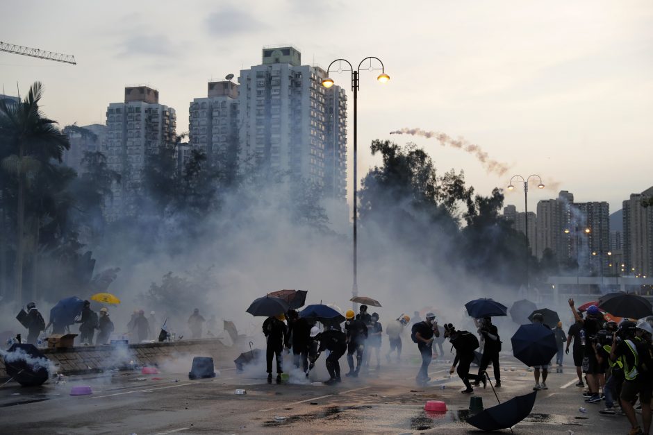 Kinija perspėja Honkongo protestuotojus: tie, kurie žaidžia su ugnimi, nuo jos ir žus