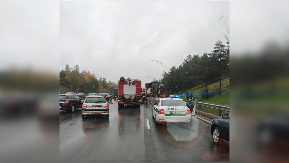 Vilniuje – dviejų sunkvežimių avarija: nukentėjo vairuotojas