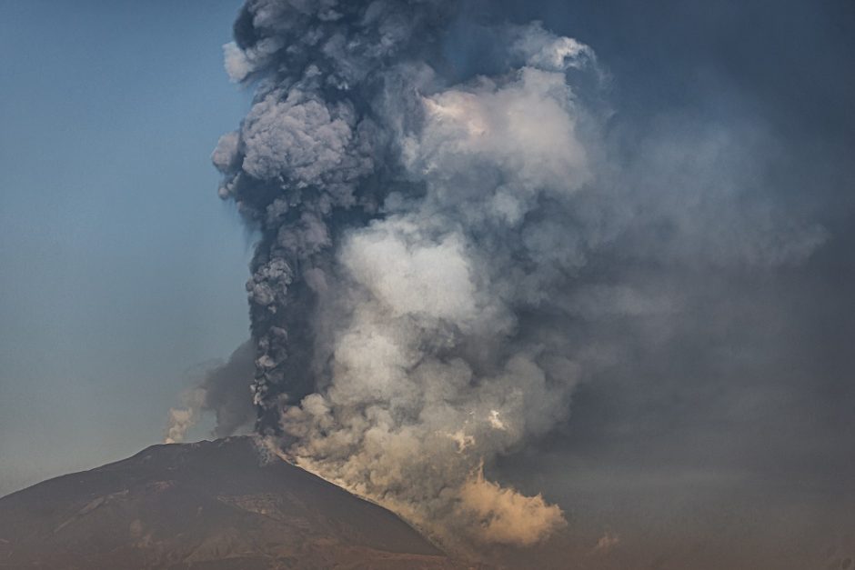 Etnos ugnikalnis vėl spjaudė lavą ir pelenus
