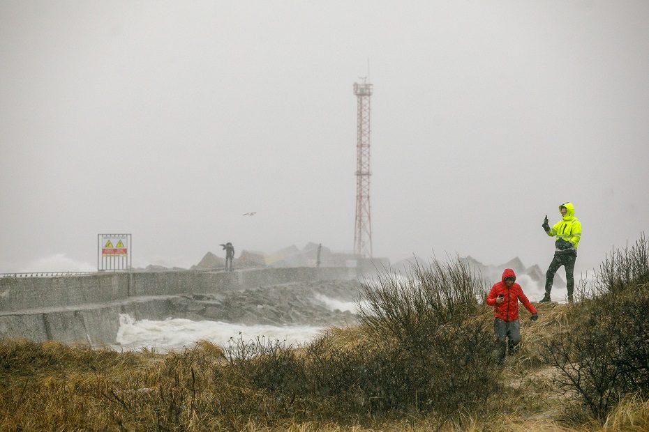 Mokslininkė siūlo neskubėti vertinti audros padarinių: stichija pakrantę siaubs ir šią savaitę