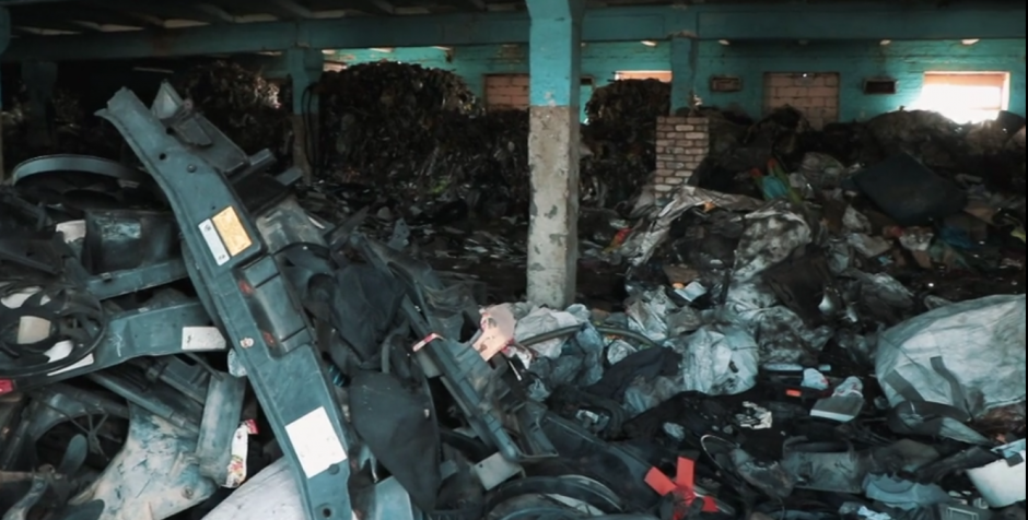 Šimtus tonų pavojingų atliekų saugo Ramygalos bedarbiai