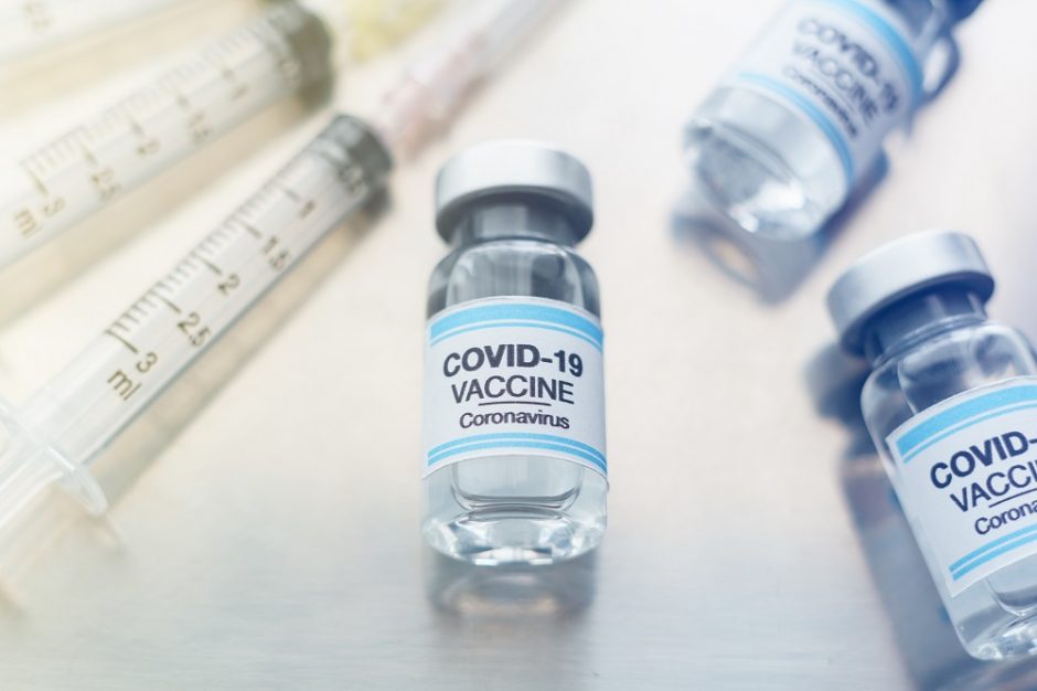 Imunologė – apie COVID-19 vakciną: koks galimas šalutinis poveikis ir kam skiepytis nepatartina?