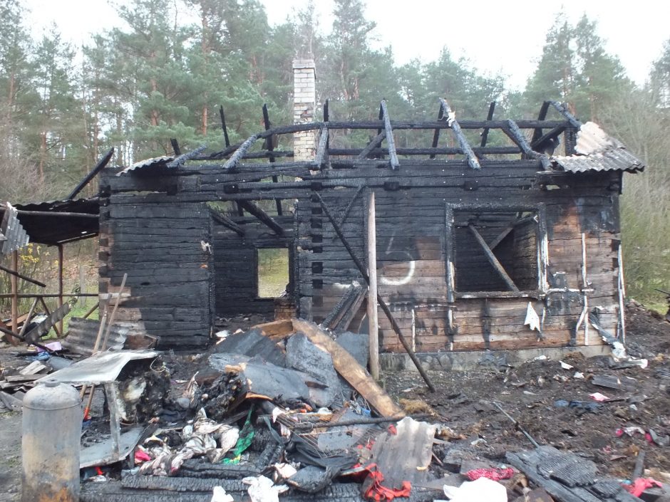 Nors namas sudegė, dūmų detektorius išgelbėjo keturių asmenų šeimą