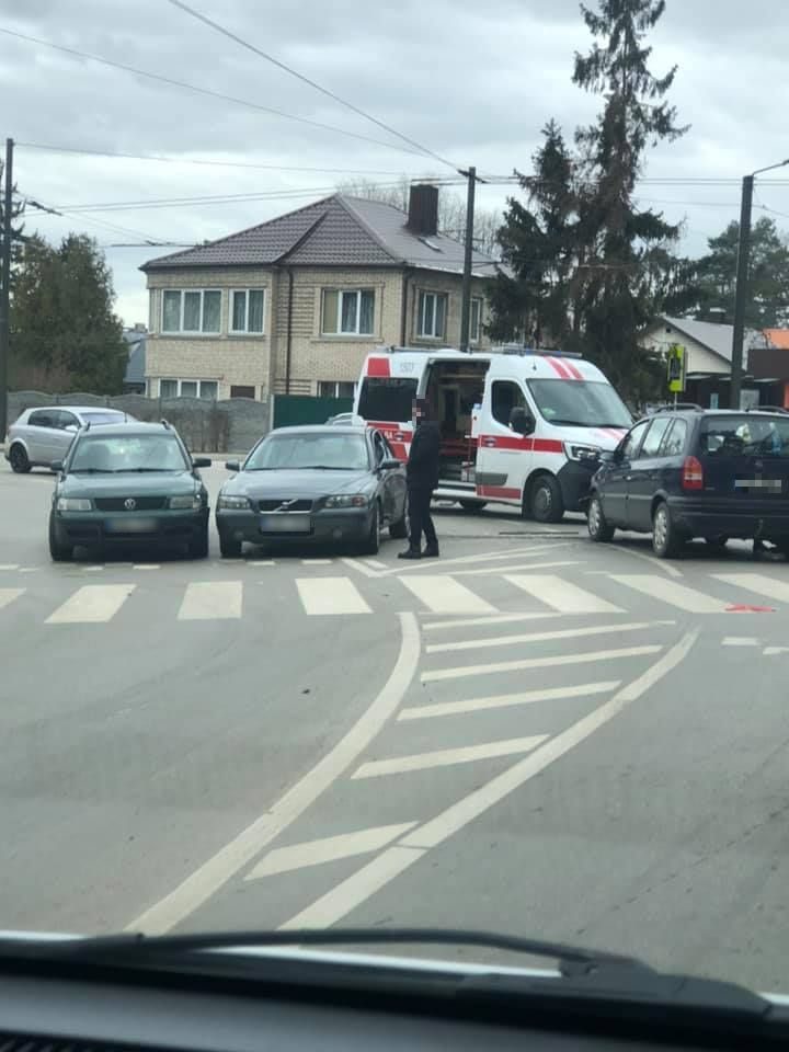 Po avarijos Panemunėje – dar viena nelaimė: BMW partrenkė eismo įvykio schemą braižiusią policininkę