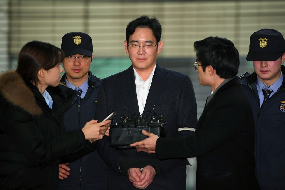 „Samsung Electronics“ faktiniam valdytojui už korupciją skirta 2,5 metų kalėjimo