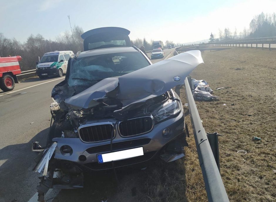 Stipri BMW ir vilkiko avarija magistralėje: yra nukentėjusių, vilkiko vairuotojas – neblaivus