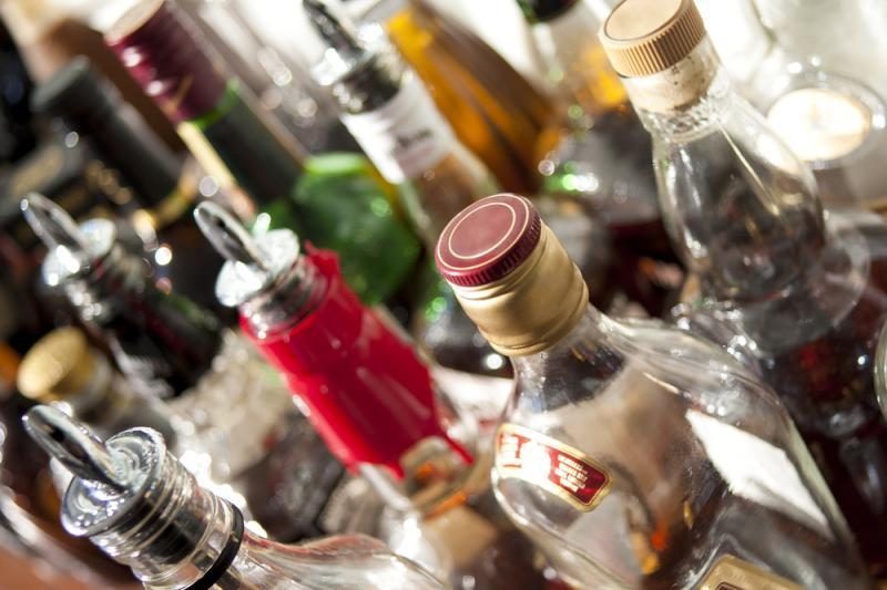Už alkoholio prekybą draudžiamu laiku pardavėjai gresia tūkstantinė bauda