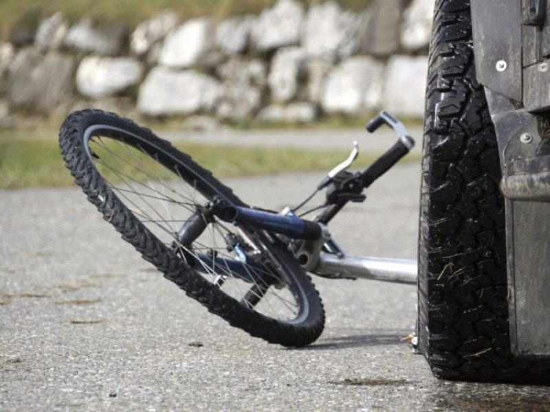 Kuršėnuose partrenkta dviračiu važiavusi mažametė, sužalojimai – labai rimti