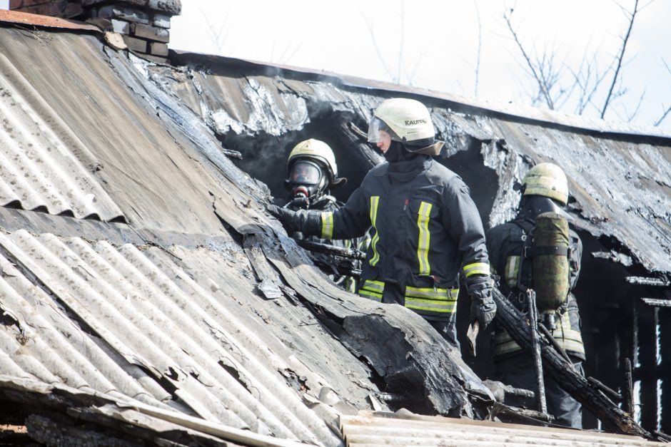 Kėdainiuose degė medinis namas, nukentėjo du žmonės