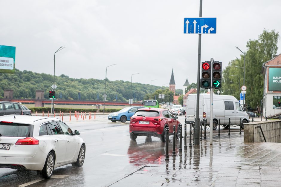 Perspėja vairuotojus: judrioje Kauno sankryžoje neliko žalių rodyklių