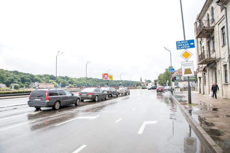 Perspėja vairuotojus: judrioje Kauno sankryžoje neliko žalių rodyklių