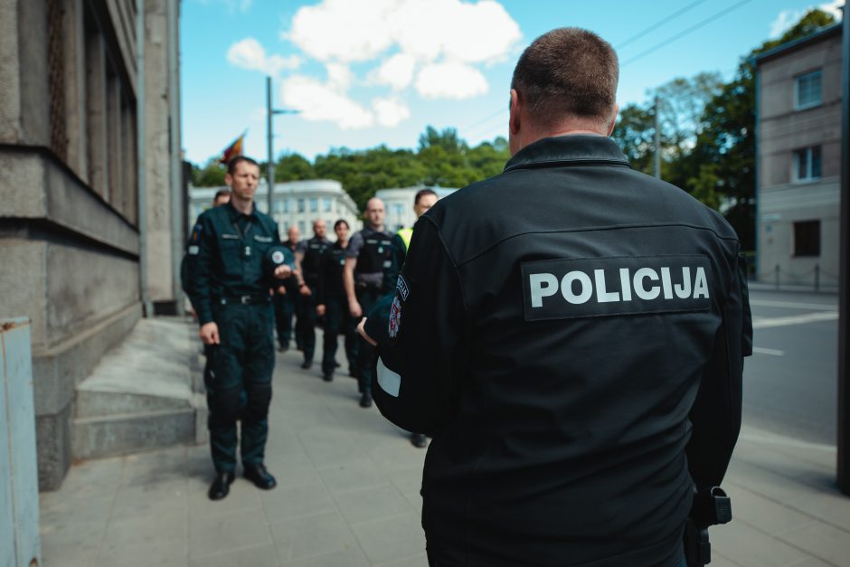 Policijos pareigūnai visoje Lietuvoje švyturėliais atidavė pagarbą žuvusiam kolegai