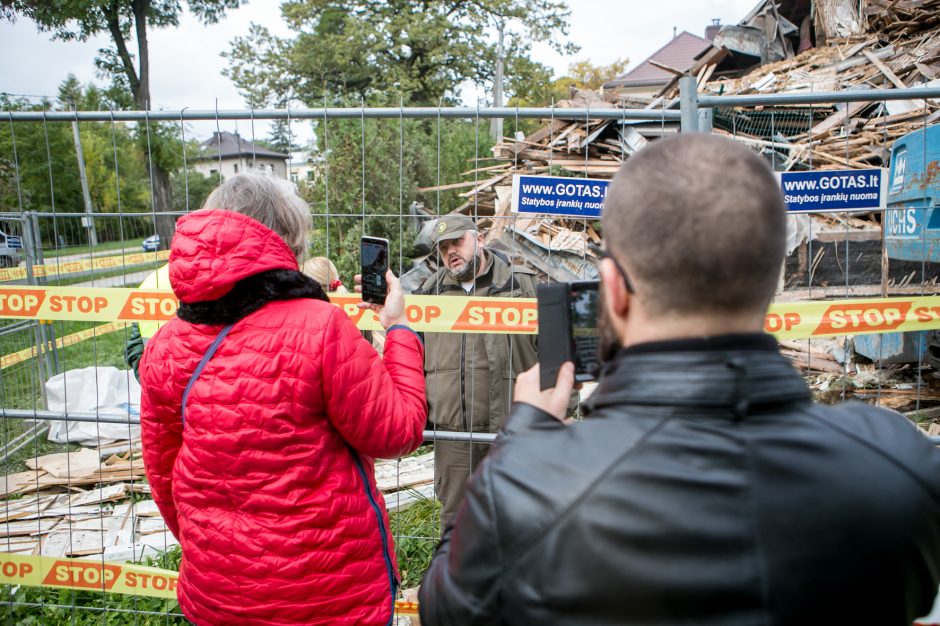 Žaliakalnyje toliau įžūliai naikinamas paveldo namas