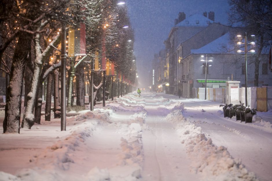 Dėl snygio ir pūgos eismo sąlygos beveik visoje Lietuvoje – sudėtingos