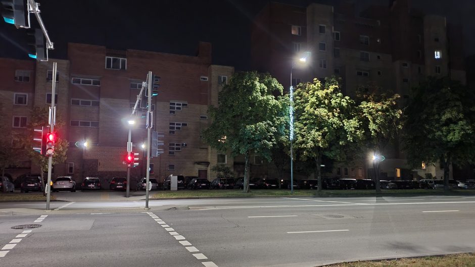 Gyventojai stebisi: kol visi taupo elektrą, Kauno gatvėse dega kalėdinės dekoracijos