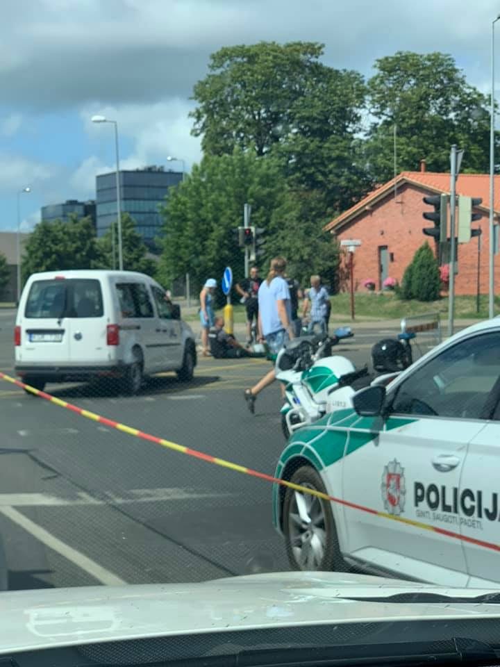 Klaipėdoje susidūrė „Volkswagen Caddy“ ir policijos tarnybinis motociklas – nukentėjo pareigūnas