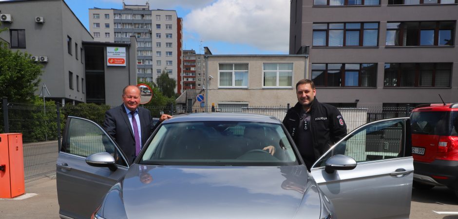 Kauno rajono savivaldybės dovana policijai – naujas automobilis patruliavimui