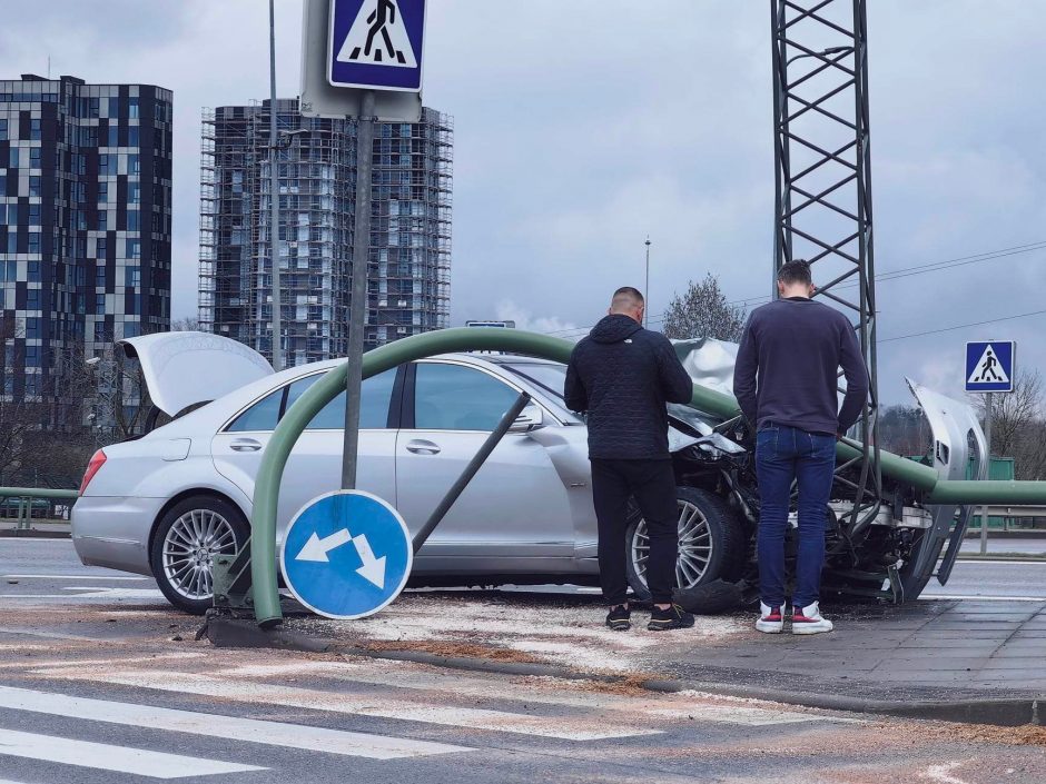 „Mercedes-Benz“ rėžėsi į M. K. Čiurlionio tilto konstrukciją
