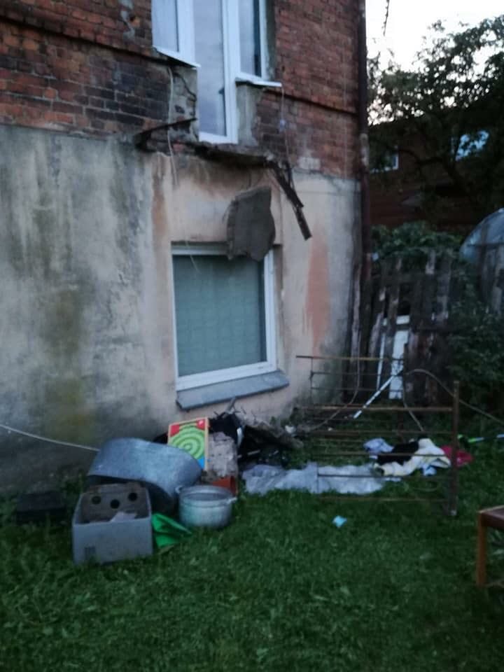 Per plauką nuo tragedijos: nukrito balkonas su žmonėmis (savivaldybės komentaras)