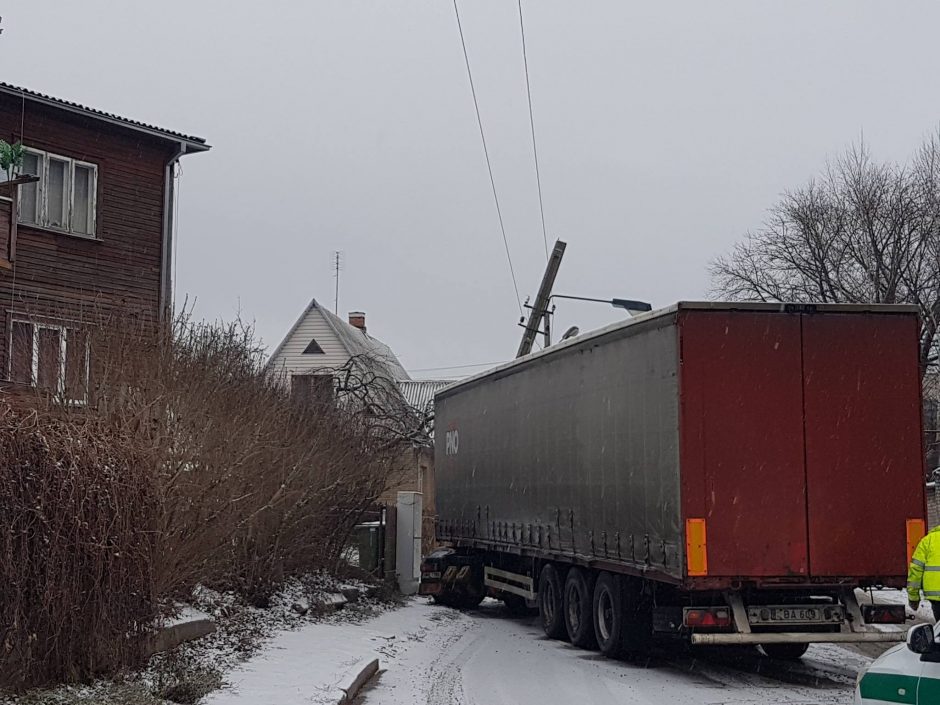 Avaringas rytas Kaune: sniego išbandymų neišlaikė per 10 vairuotojų
