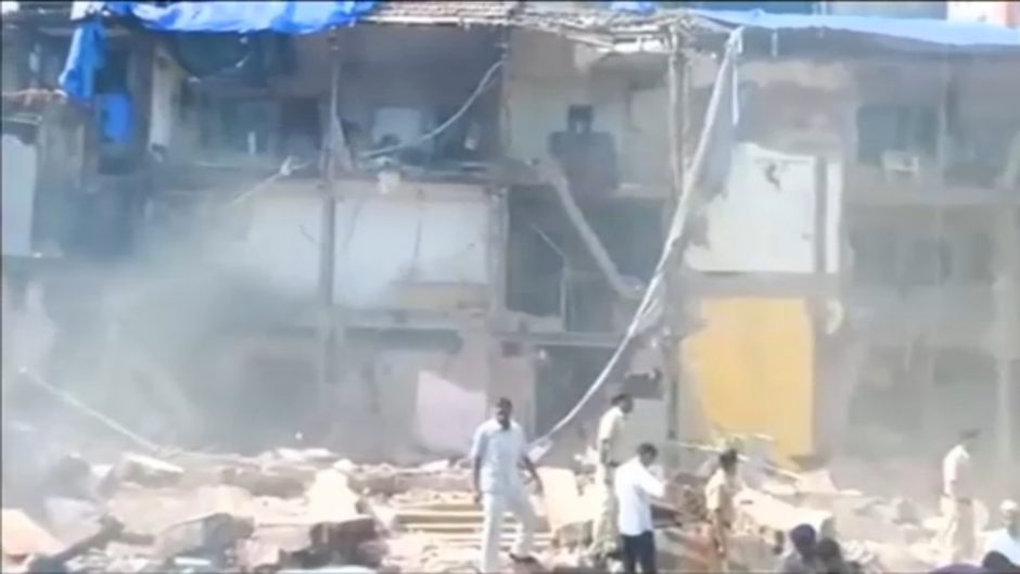 Indijoje sugriuvus pastatui žuvo mažiausiai septyni žmonės, dešimčių ieškoma