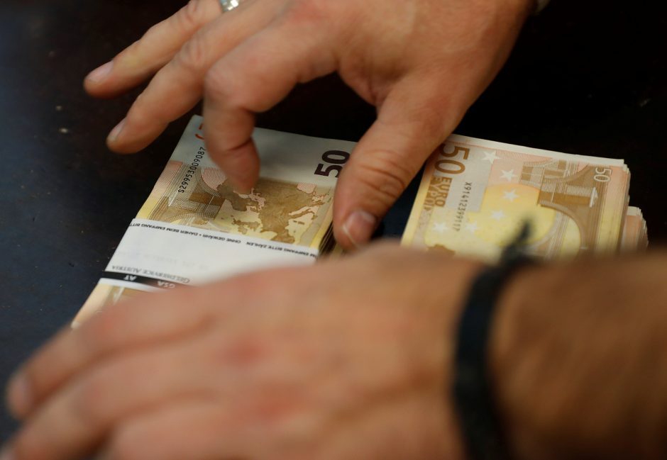 Policininku apsimetęs sukčius iš vilnietės išviliojo virš 15 tūkst. eurų