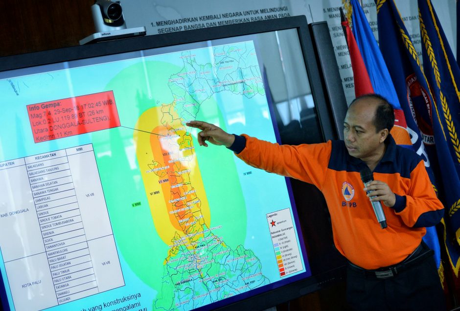Indonezijoje žemės drebėjimo ir cunamio aukų skaičius priartėjo prie 400